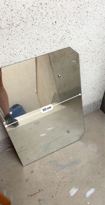 Vendo espelho de uma casa de banho