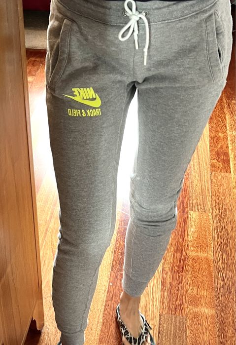 Szare ciepłe dresy slim fit Nike Track & Field