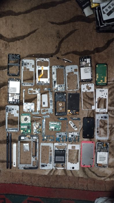 Аксесуари та запчастини до телефонів та планшетів.