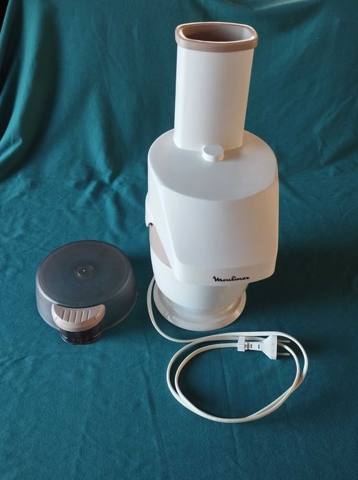 Picadora elétrica Moulinex Moulinette S, com design retro e acabamento em tons neutros