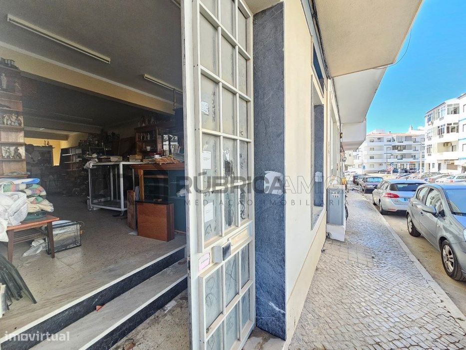 Excelente Loja com com cave no centro de Loulé