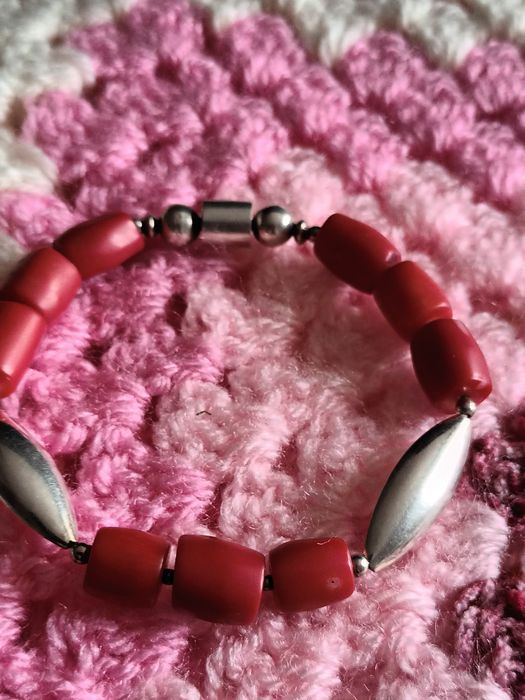 Srebra bransoletka z koralem