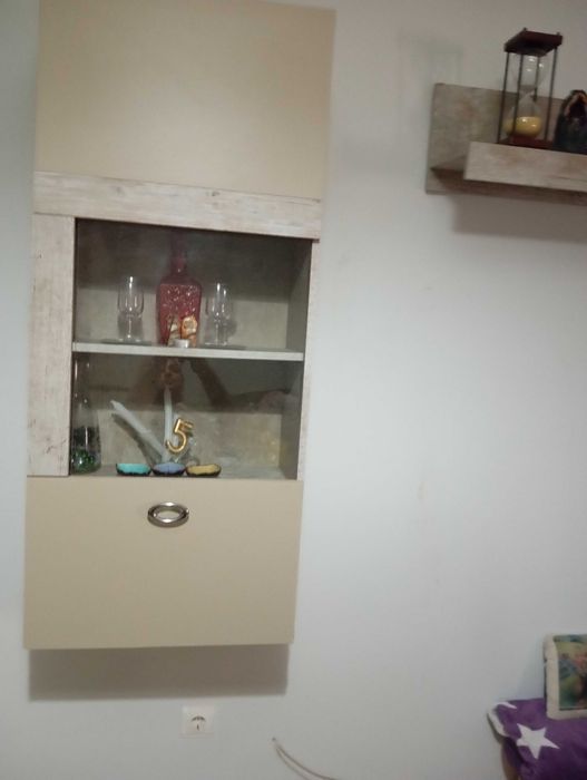 Armário suspenso e prateleira em bom estado