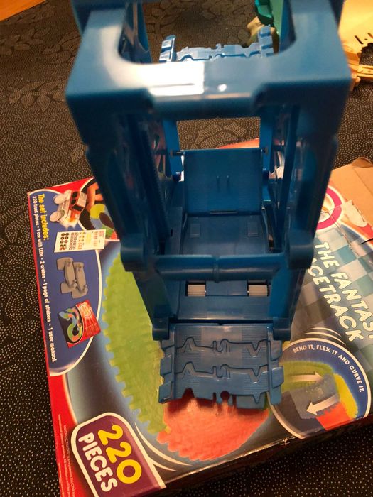 Circuito pista mágica com jipe led e elevador