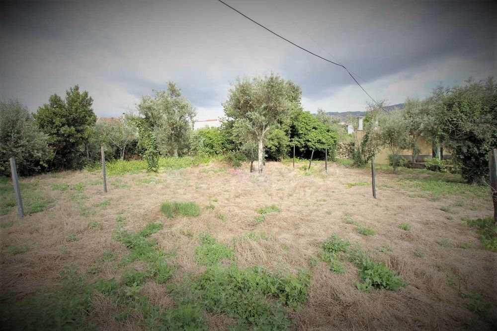Casinhas de pedra e quintal em Paços da Serra (Serra da Estrela)