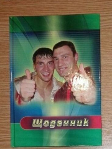 Шкільне приладдя: пенали олівці фломастери щоденники