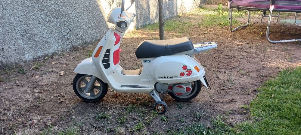 Scooter para crianca peg perego vespa  eletrico