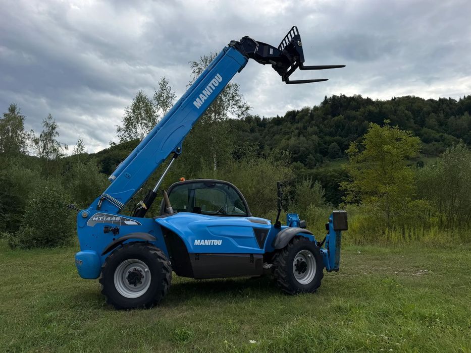 Manitou MT1440. Ładowarka Teleskopowa 14 metrów wysuw! UDŹWIG 4 TONY! Przebieg 2500 mtg. Maszyna jak Nowa z SALONU. 2017 rok. z Norwegii z Gospodarstwa rolnego! Silnik PERKINS Turbo 110 km. Aktualne Serwisy w Dekra. Nowy Model sterowane wszystko z 1 dżojs