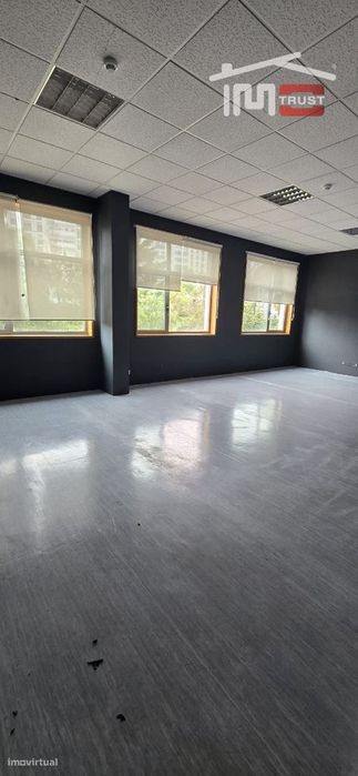 Espaço versátil com luz natural | 49 m² | Edifício premium