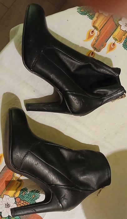 Skórzane czarne botki