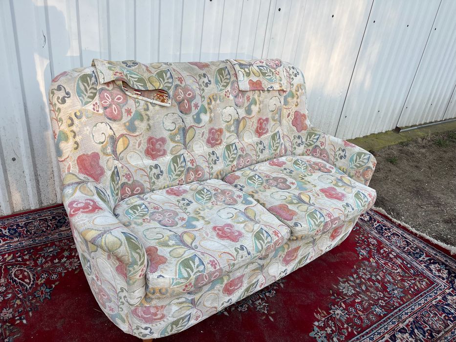 stara ładna sofa .