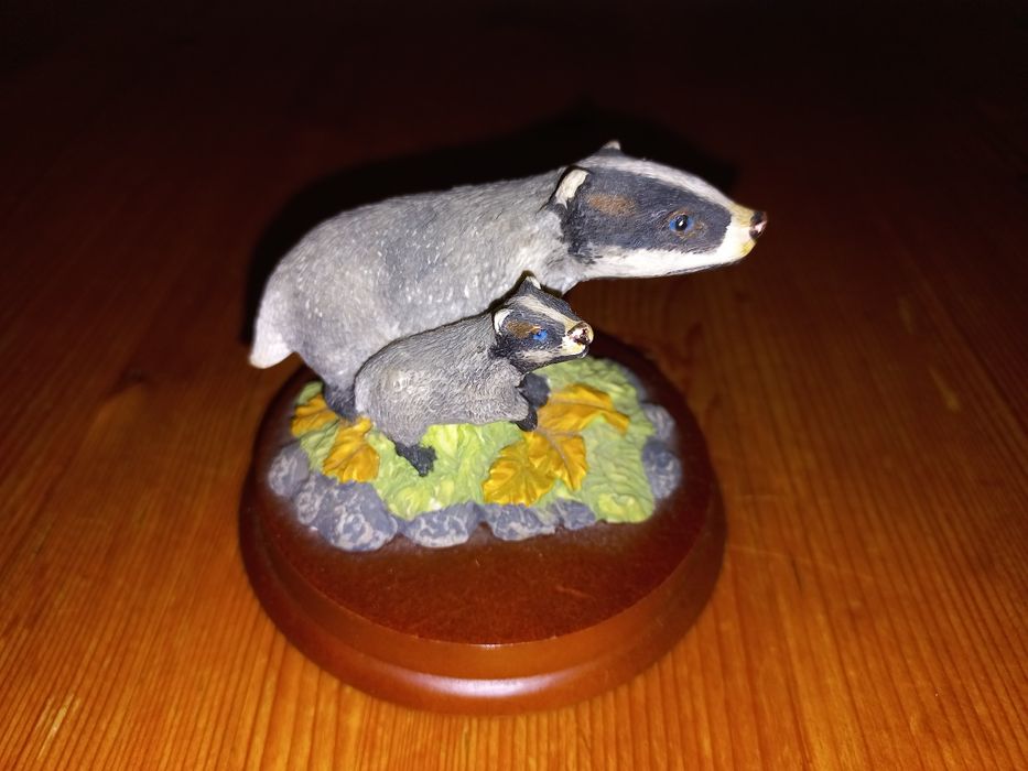 Prato e escultura texugos