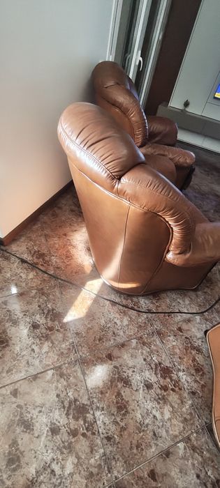 Mobília completa de sala - Sofás em pele, mesas e cadeiras em madeira