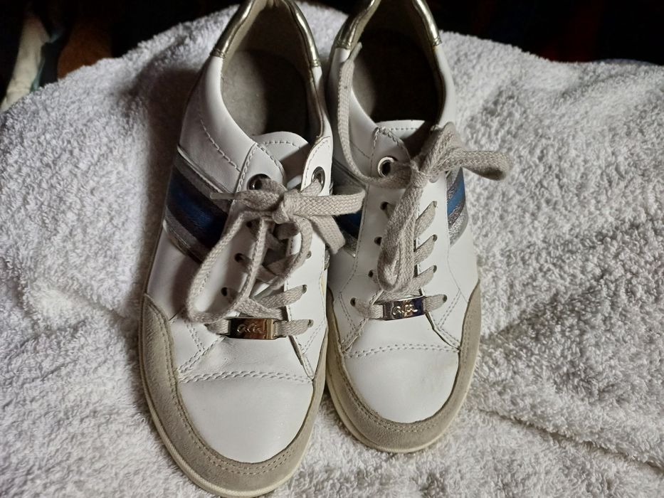 Vende se sapatilhas  brancas
