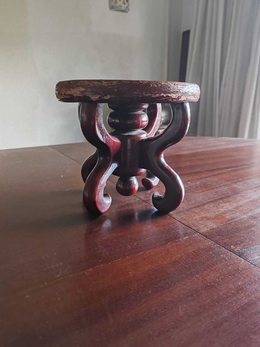 Peanha em madeira maciça para vaso ou figura decorativa.