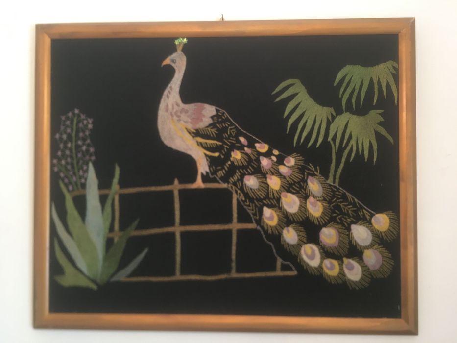 Imagem bordada à mão com um pavão