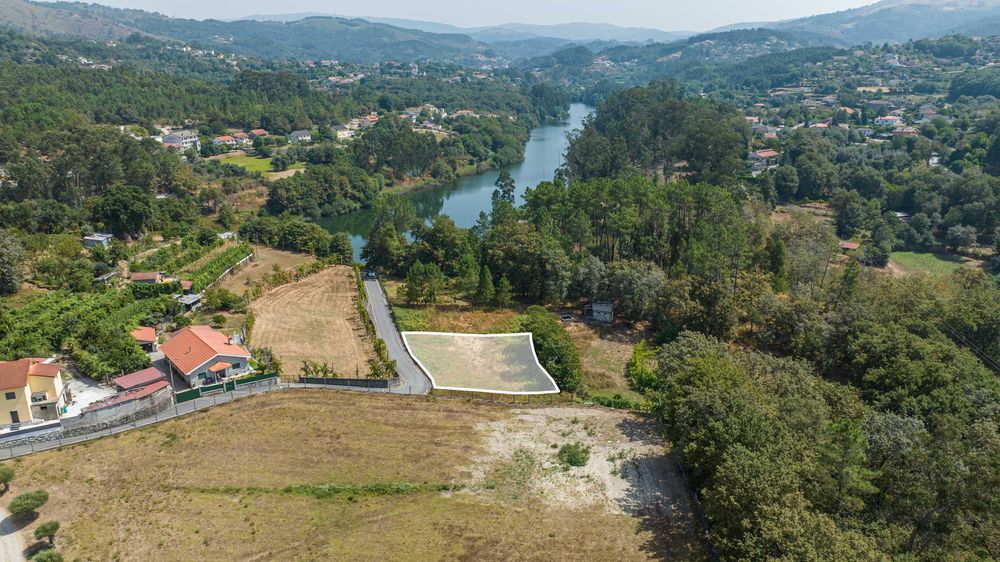 Terreno para construção junto ao rio Ave com 892 m2