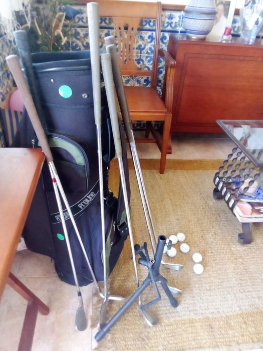 Saco de golf com tacos e bolas