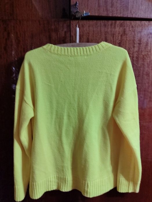 Свитер яркий,желтый