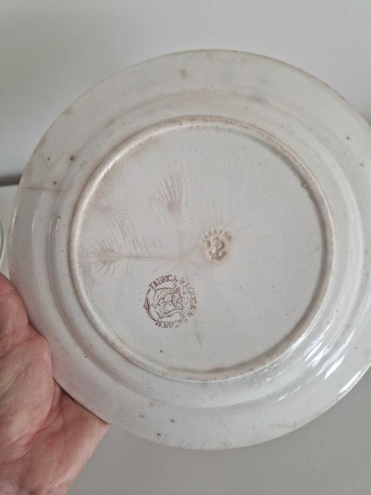 2 pratos Real Fábrica de Sacavém, decoração METZ, séc. XIX/XX