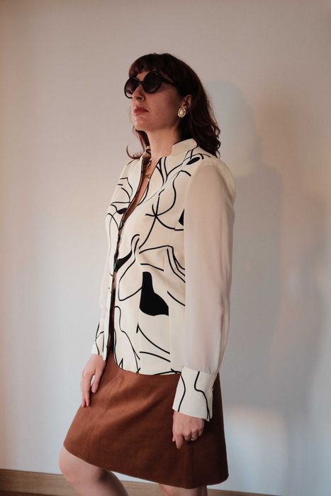 Blusa Vintage Gráfica Monocromática – Estilo Anos 80