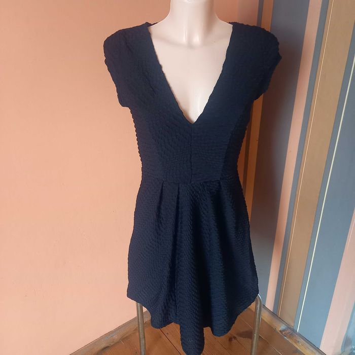 czarna sukienka odkryte plecy S 36