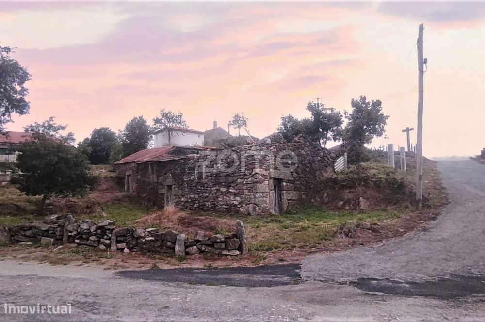 Moradia com terreno, em Padroso, Montalegre