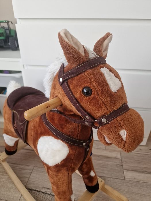 Grający koń na biegunach