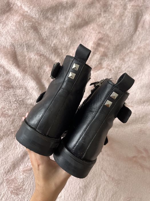 Botas pretas pelo tornozelo