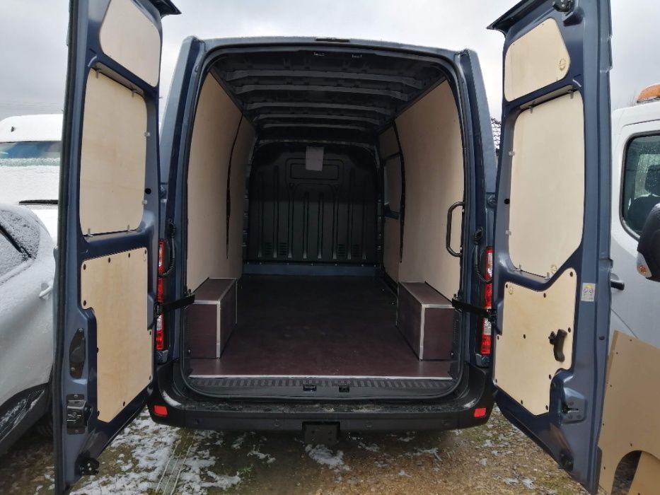 Zabudowa przestrzeni ładunkowej w Opel Movano L3H2