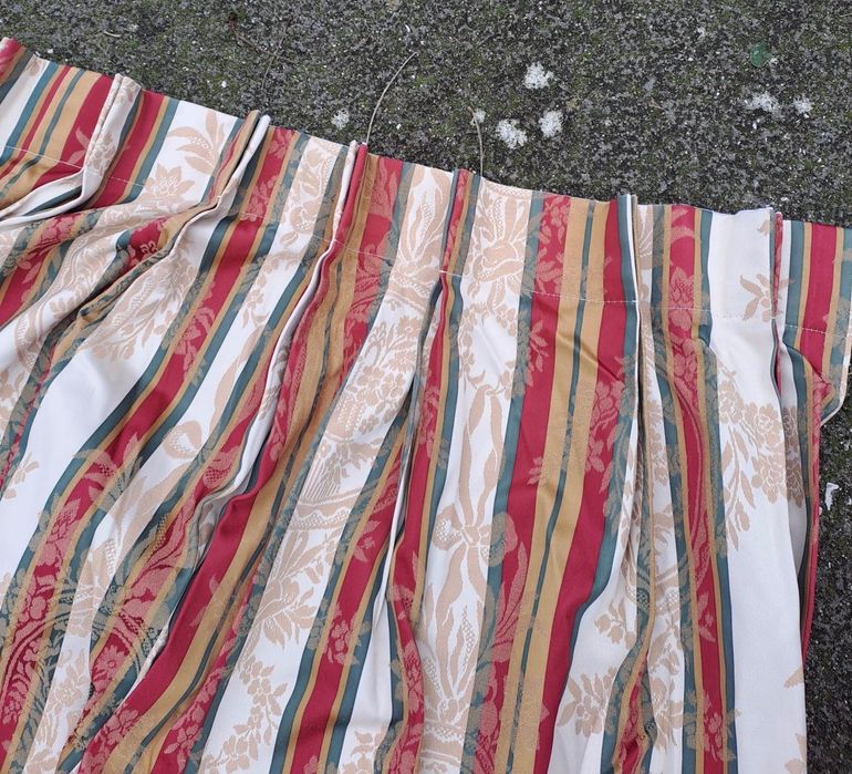2 cortinados adamascados + 8 almofadas de cadeira