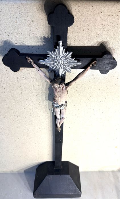 Antigo crucifixo em pau santo com Cristo esculpido em madeira e policromado