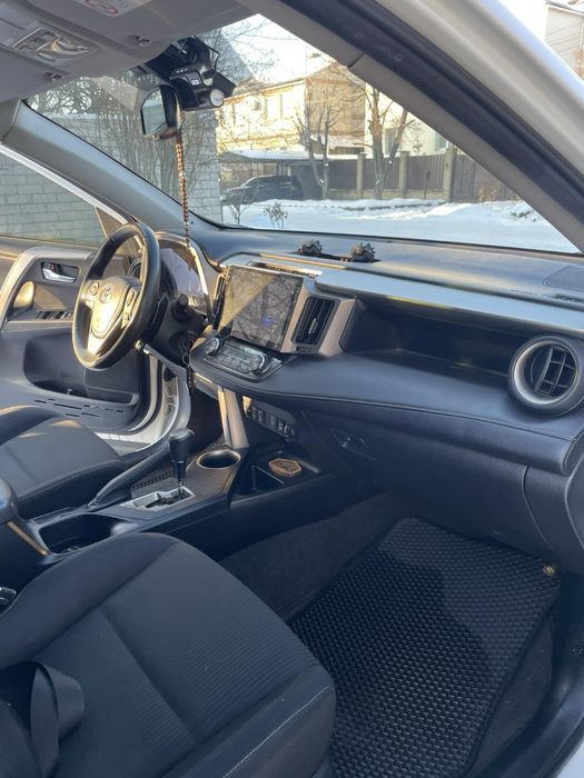 Продам авто Toyota Rav 4 без подкрасов и с родным пробегом