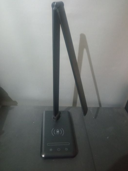 Składana lampka biurkowa z ładowarką indukcyjną