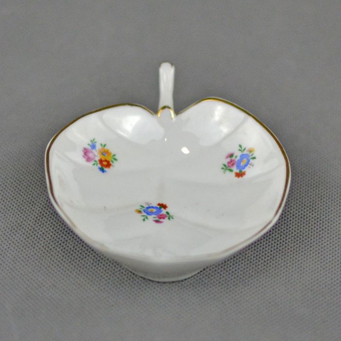 Pequeno prato/covilhete em forma de folha em porcelana da Vista Alegre