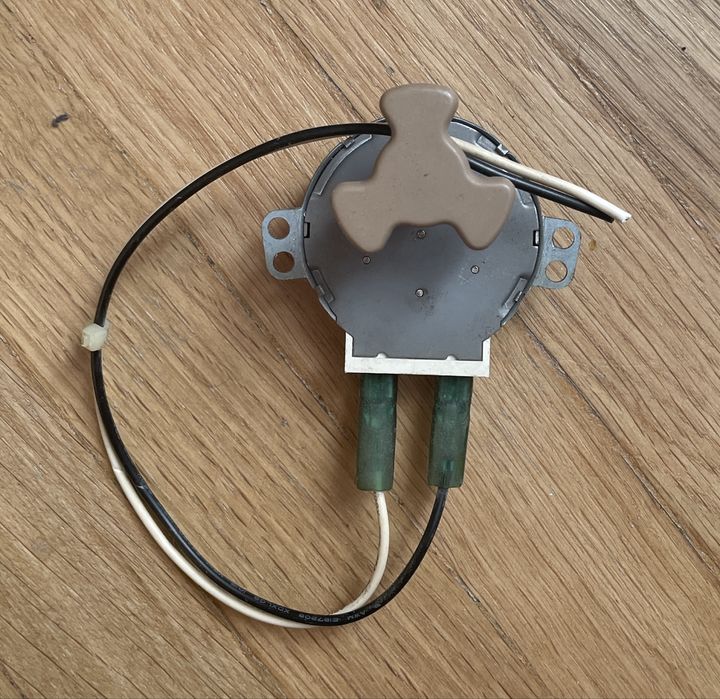 Silnik talerza mikrofalówki.