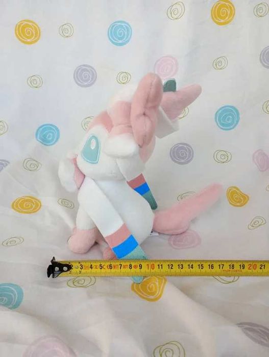 pokémon peluche do pokémon sylveon da marca tomy