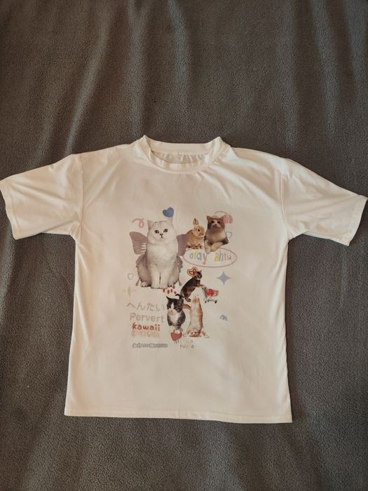 Біла футболка з котами та кроликом