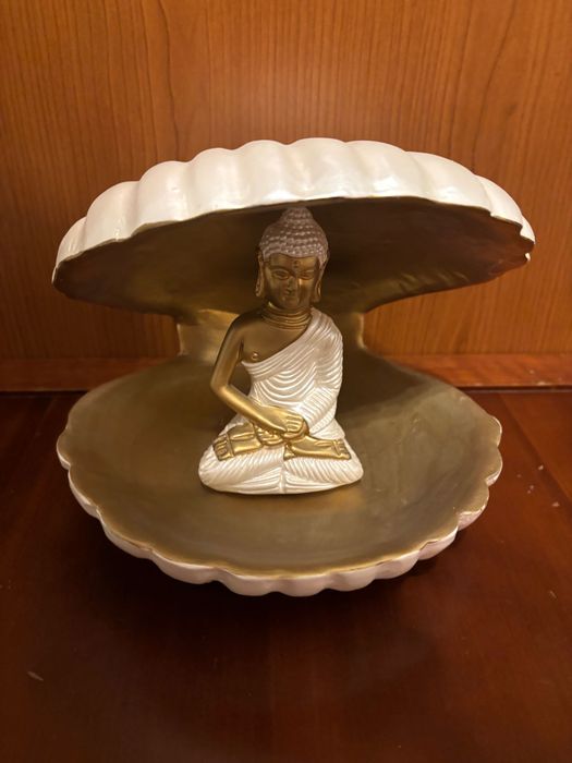 Figura / Estátua Buda em Concha Decorativa (Branco e Dourado)