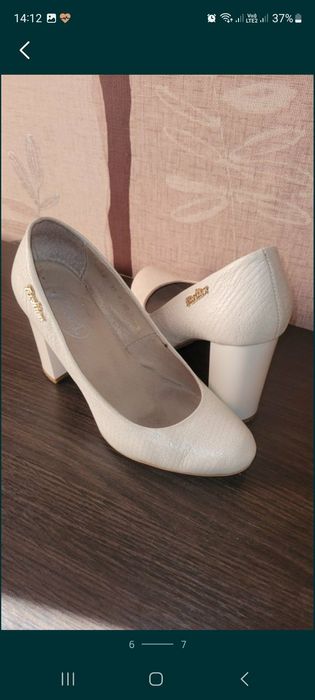 Туфлі весільні молочні білі кремові  беж шкіра чорні шпилька 38 37