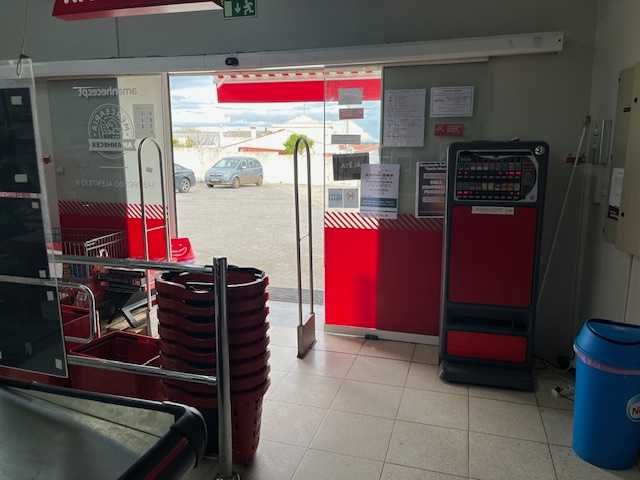 Trespasse supermercado 650m2 com parqueamento