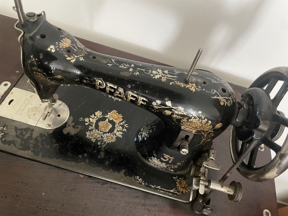Máquina de Costura Antiga Pfaff Clássica (Modelo 31) com Base em Ferro