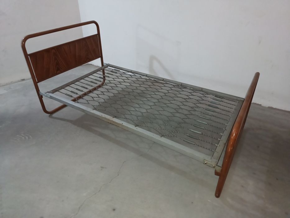 Cama de solteiro vintage