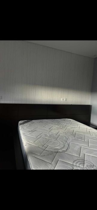 Cama, mesas de cabeceira, cómoda e estante