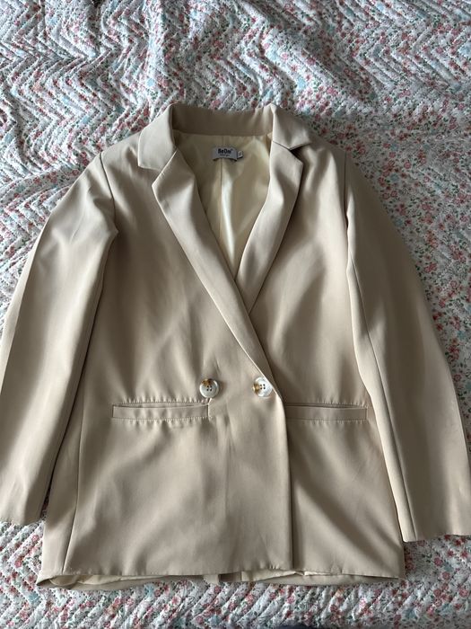 Костюм бежевого кольору