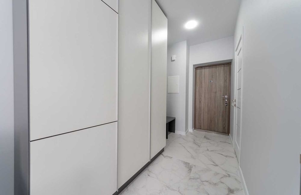 Подобова оренда студії біля метро, Лівий берег, Бажана 17Б. Є укриття.