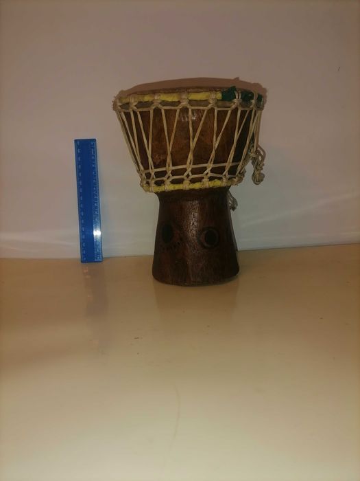 Tambor africano em madeira e pele