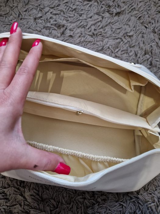 Kremowa, elegancka kosmetyczka