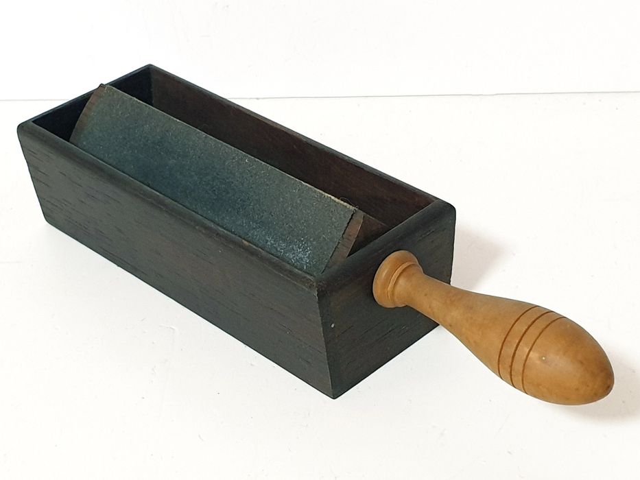 Antigo strop de escritório para afiar lápis