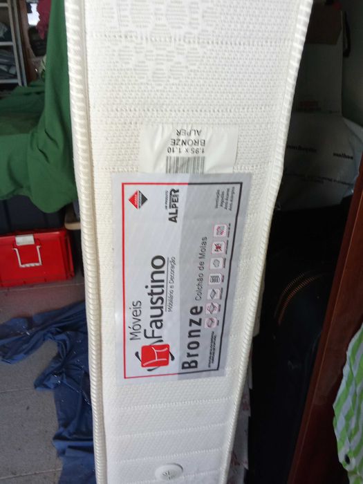 Cama de solteiro em pinho mel,